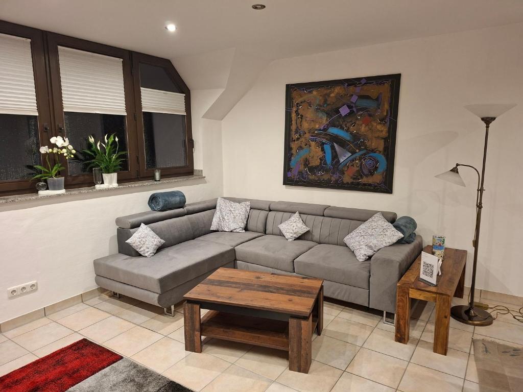 a living room with a couch and a table at Ferienwohnung im Grünen in Korschenbroich