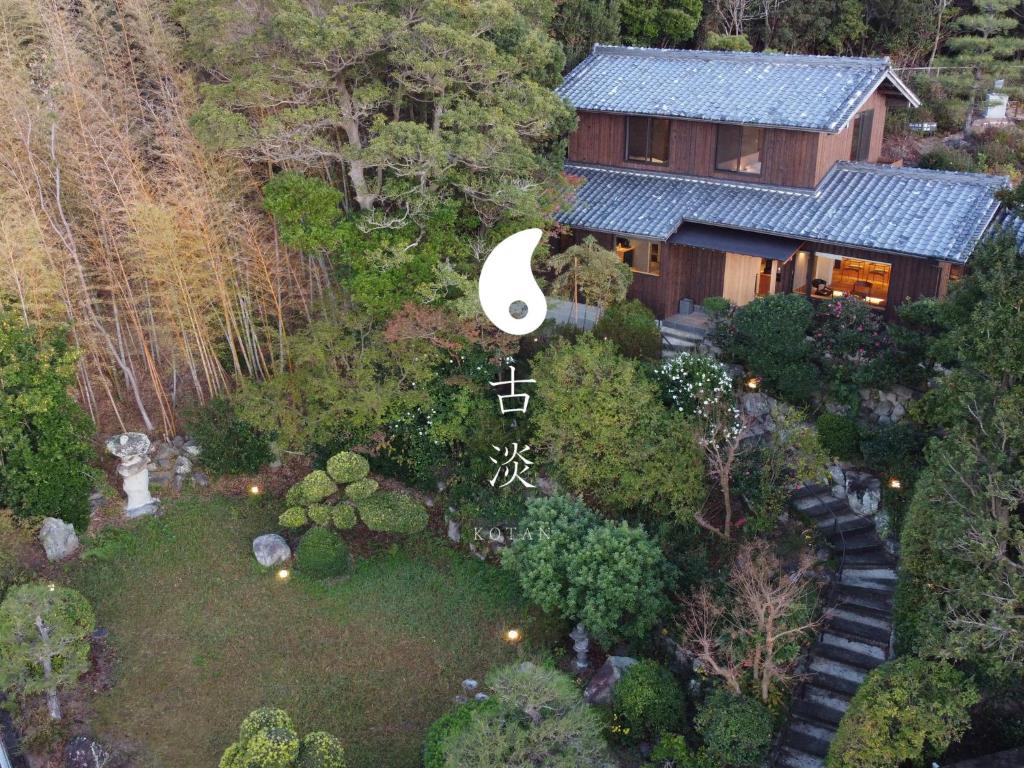 an aerial view of a house with a garden at 古淡 - Kotan in Awaji