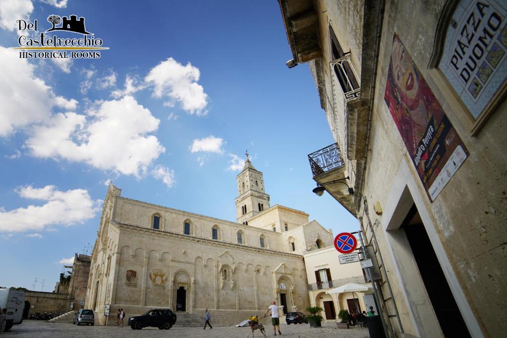 um grande edifício com uma torre de relógio em cima em B&B Del Castelvecchio em Matera