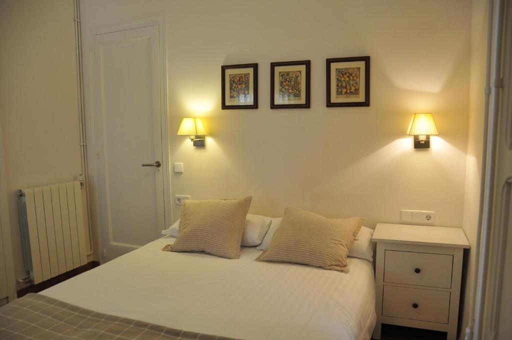 A bed or beds in a room at Tibidabo Apartments
