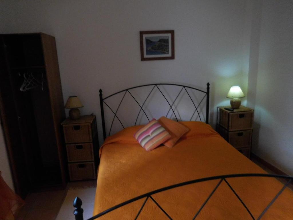 um quarto com uma cama com duas almofadas em Casa de Hóspedes Celeste by Portugalferias em Odeceixe