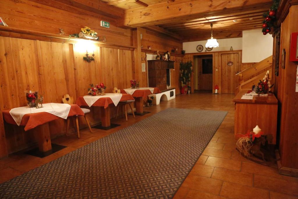 Reštaurácia alebo iné gastronomické zariadenie v ubytovaní Altenmarkter Hof