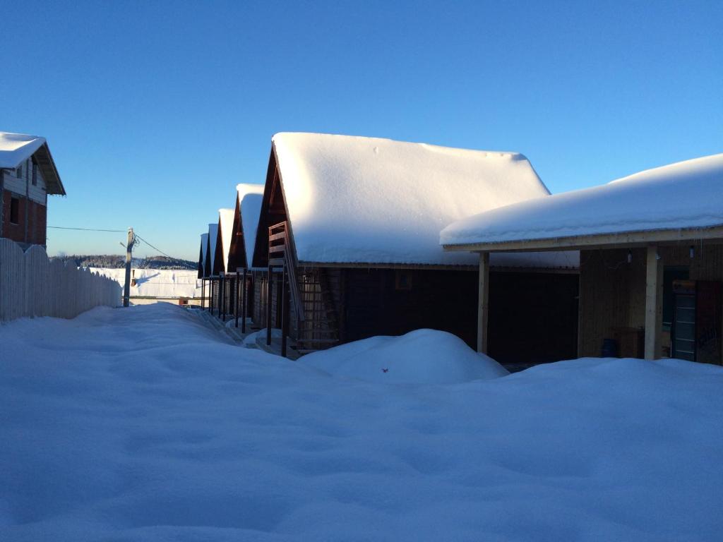 a snow covered building with snow on top of it at La 5 casute in Padis
