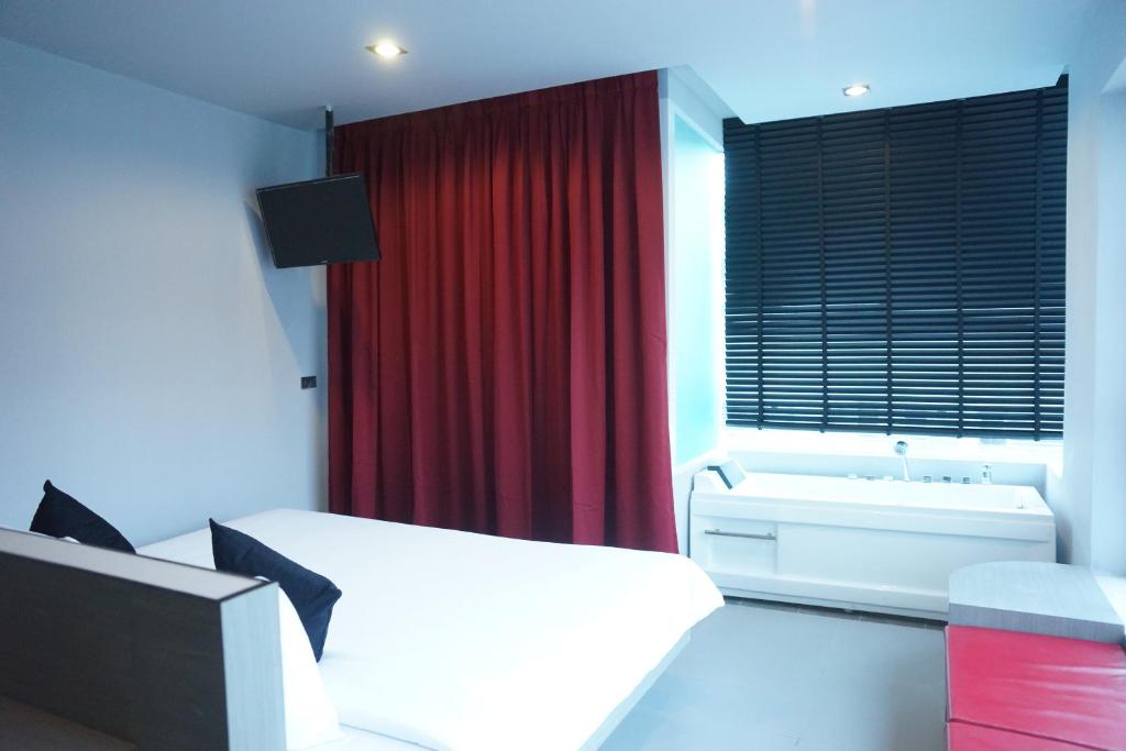 Ein Bett oder Betten in einem Zimmer der Unterkunft Neon Patong