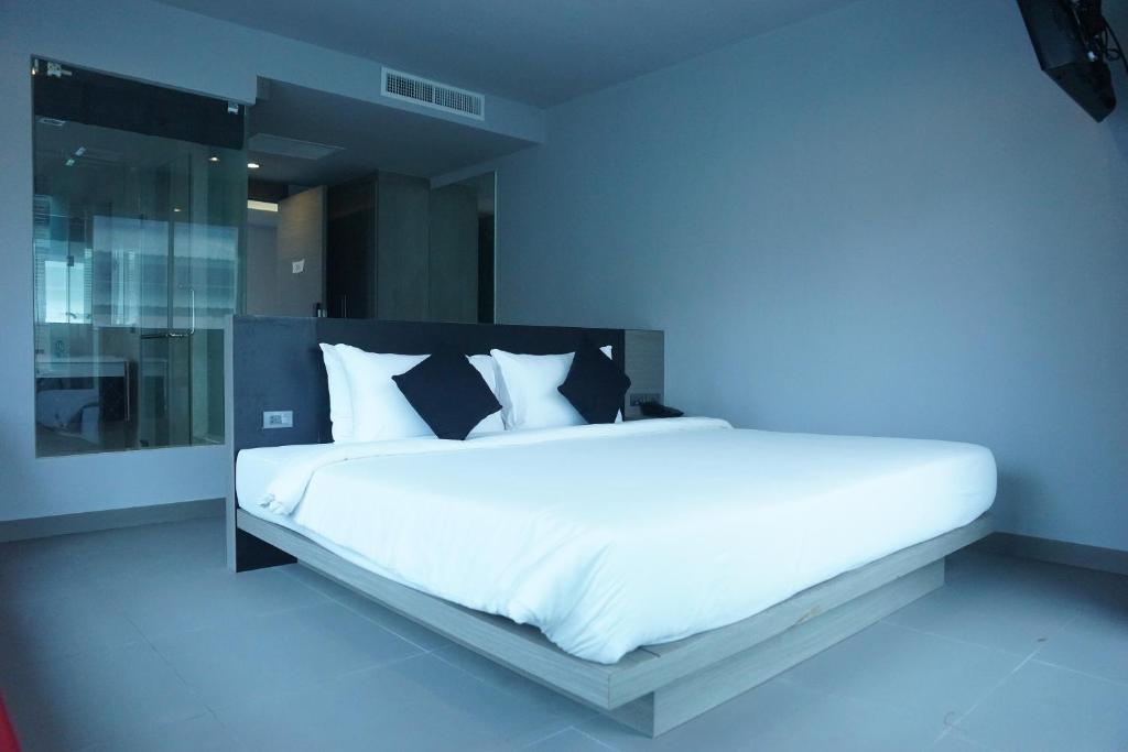 Ein Bett oder Betten in einem Zimmer der Unterkunft Neon Patong