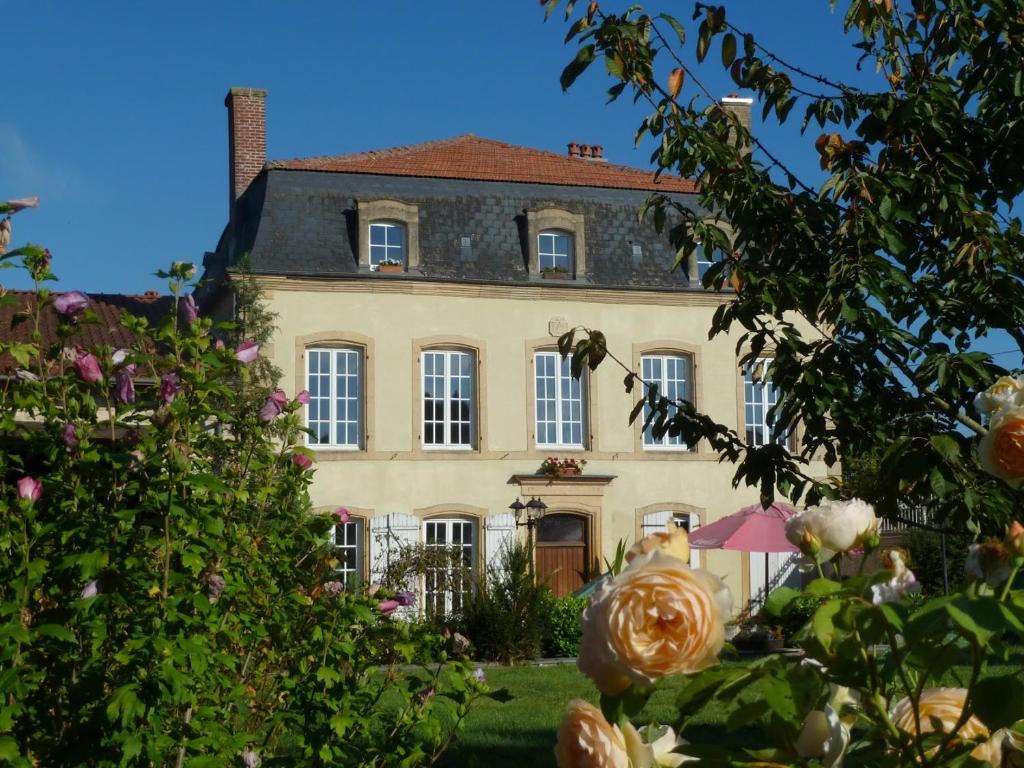 a large house with a chimney on top of it at Maison Les Beaux Arts in Mouzay