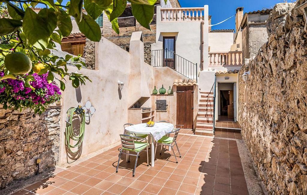 a patio with a table and chairs in an alley at Puresa in Artá