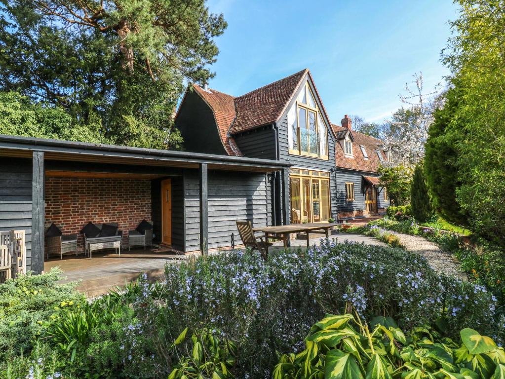 Außenansicht eines Hauses mit Garten in der Unterkunft Six Apples in Braintree