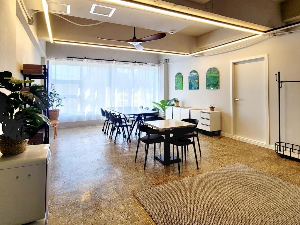 a dining room with a table and chairs at SiSu2 in Chilgok