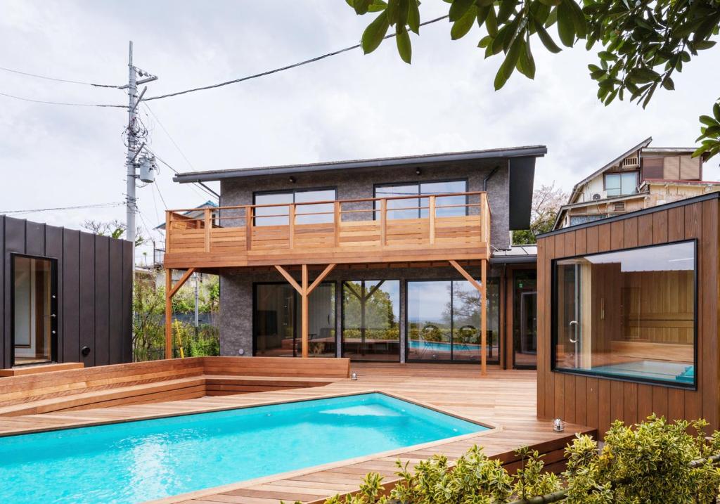 a house with a swimming pool and a deck at 海と森と宿 - mina-to - in Futtsu