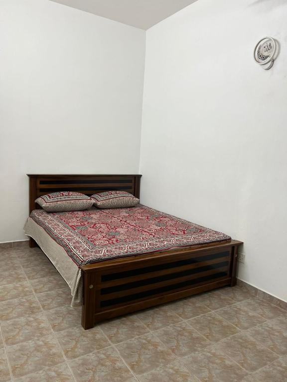 a bed in a corner of a room at Johasham Villa in Colombo