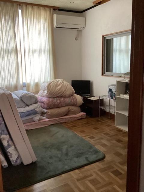 a room with a room with a bed and a desk at Strawberry villa in Ichihara