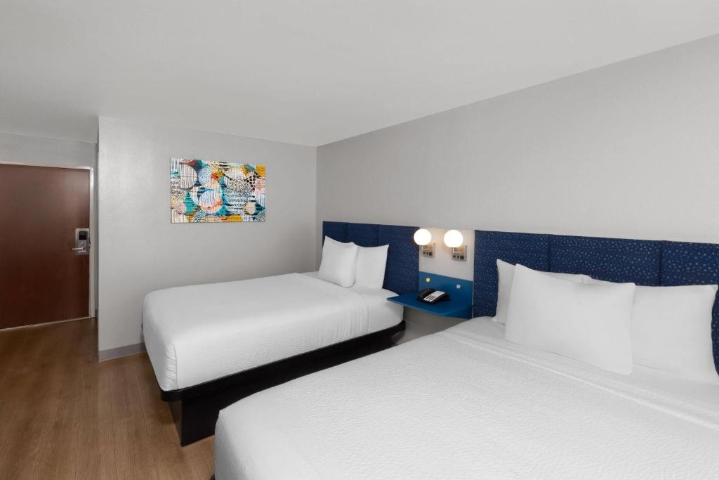 Microtel Inn and Suites Baton Rouge Airport - Queen Room With Two Queen Beds - Non-Smoking