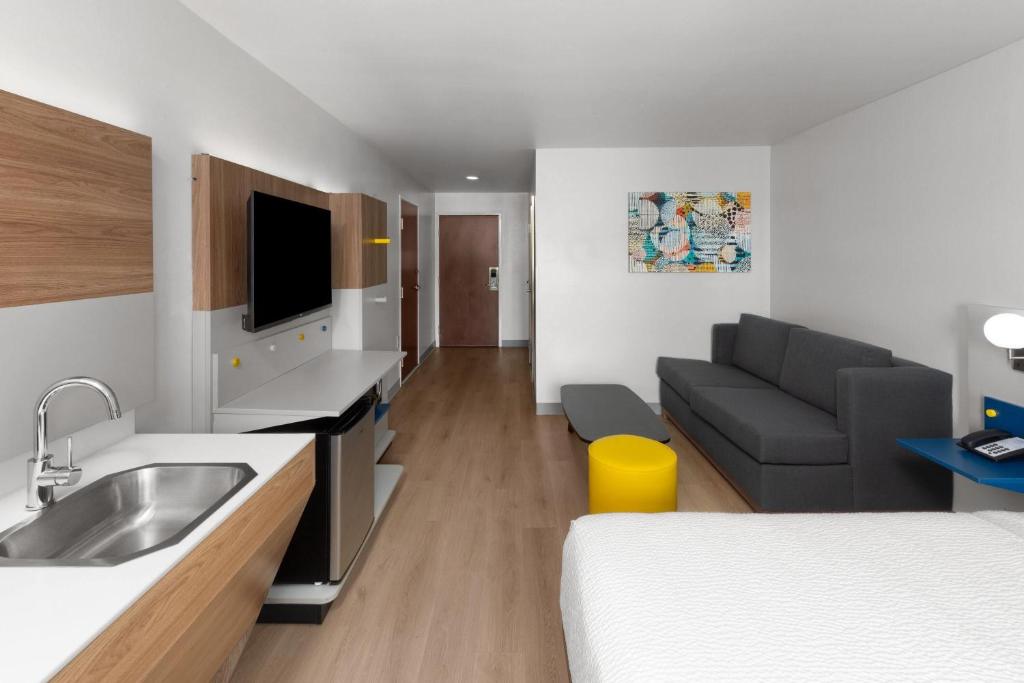 Microtel Inn and Suites Baton Rouge Airport - Queen Suite - Disability Access/Non-Smoking