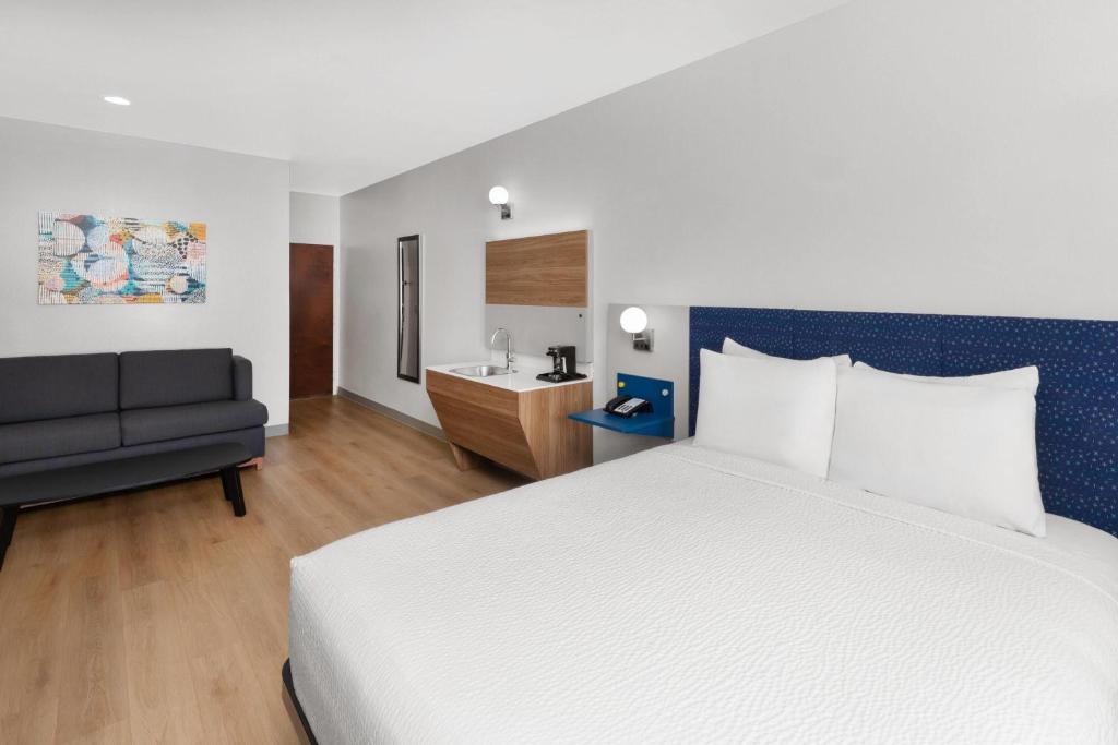 Microtel Inn and Suites Baton Rouge Airport - Queen Studio Suite - Non-Smoking