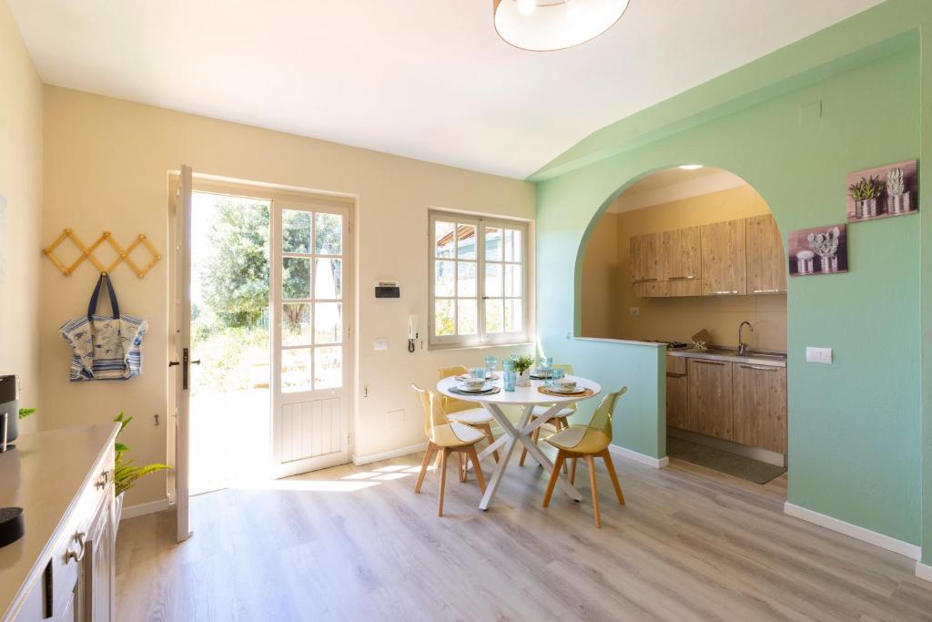 a kitchen with a table and chairs in a room at Sea Breeze - Mare a 50mt & Terrazza Relax in Quartu SantʼElena