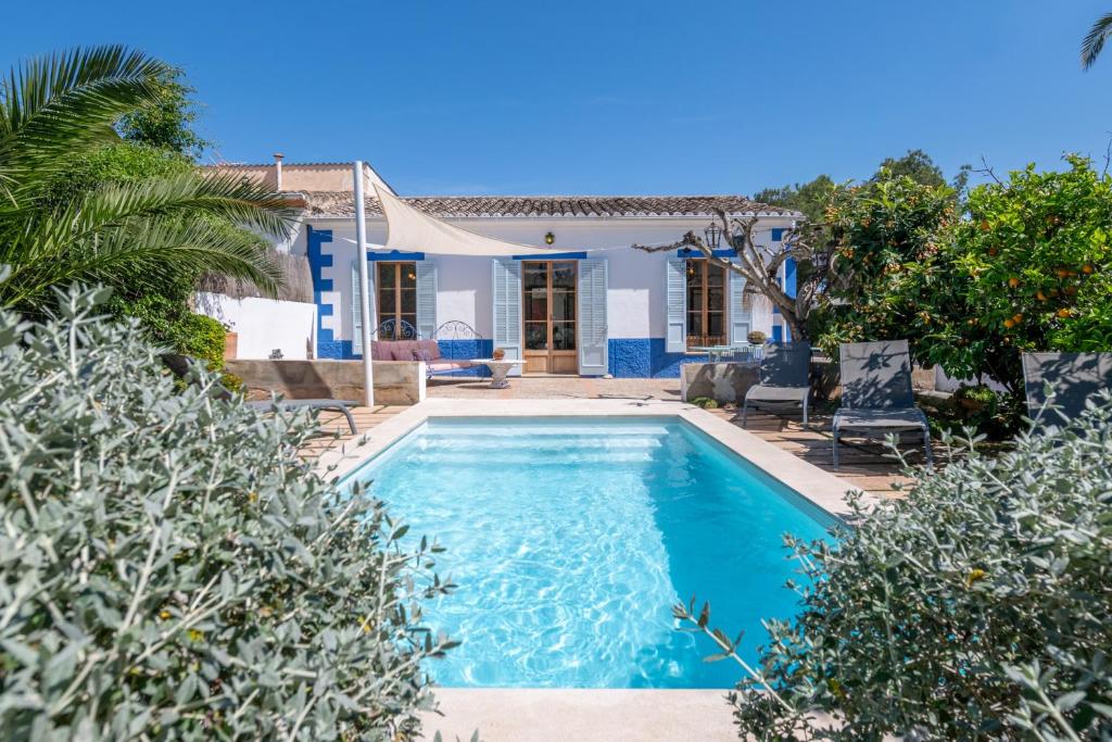 a swimming pool in front of a house at Palma Ca'n Alonso in Palma de Mallorca