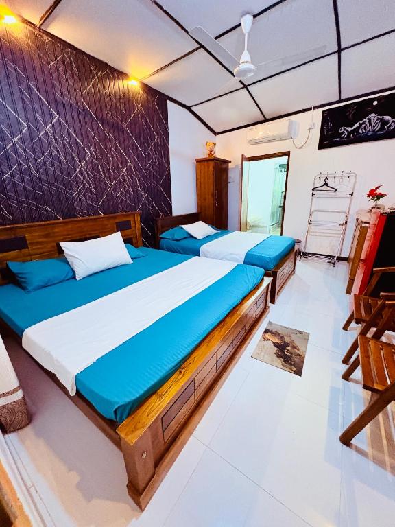 a bedroom with two beds in a room at Shehan Villa in Beruwala