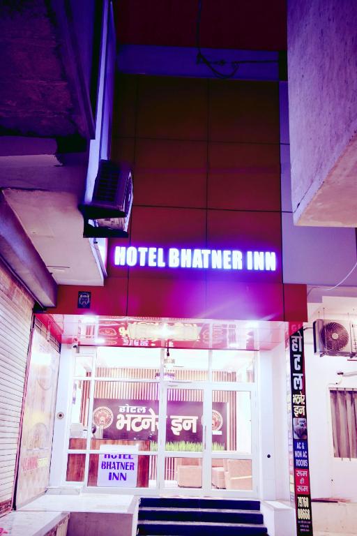 a neon sign for a hotelier inn on a building at Hotel Bhatner Inn in Hanumāngarh