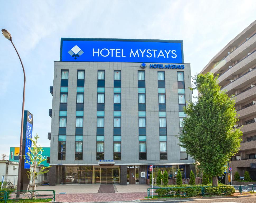 ein Gebäude mit einem Hotelschild darauf in der Unterkunft HOTEL MYSTAYS Haneda in Tokio