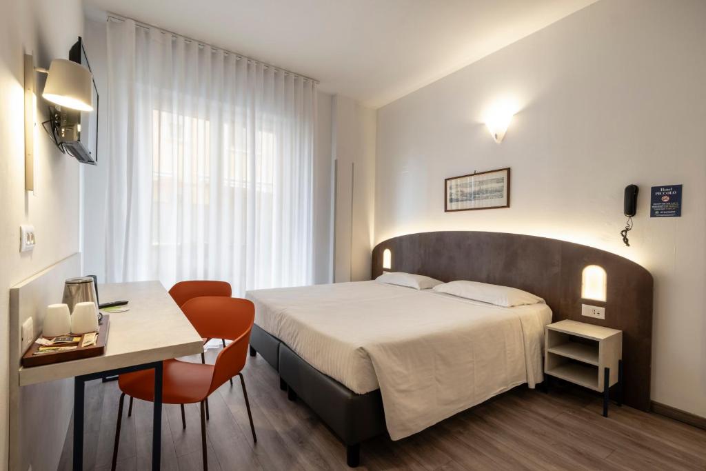 ein Hotelzimmer mit Bett, Tisch und Stühlen in der Unterkunft Hotel Piccolo in Verona