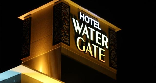 un letrero de cuidado del agua del hotel en el lateral de un edificio en Hotel Water Gate Tajimi, en Tajimi