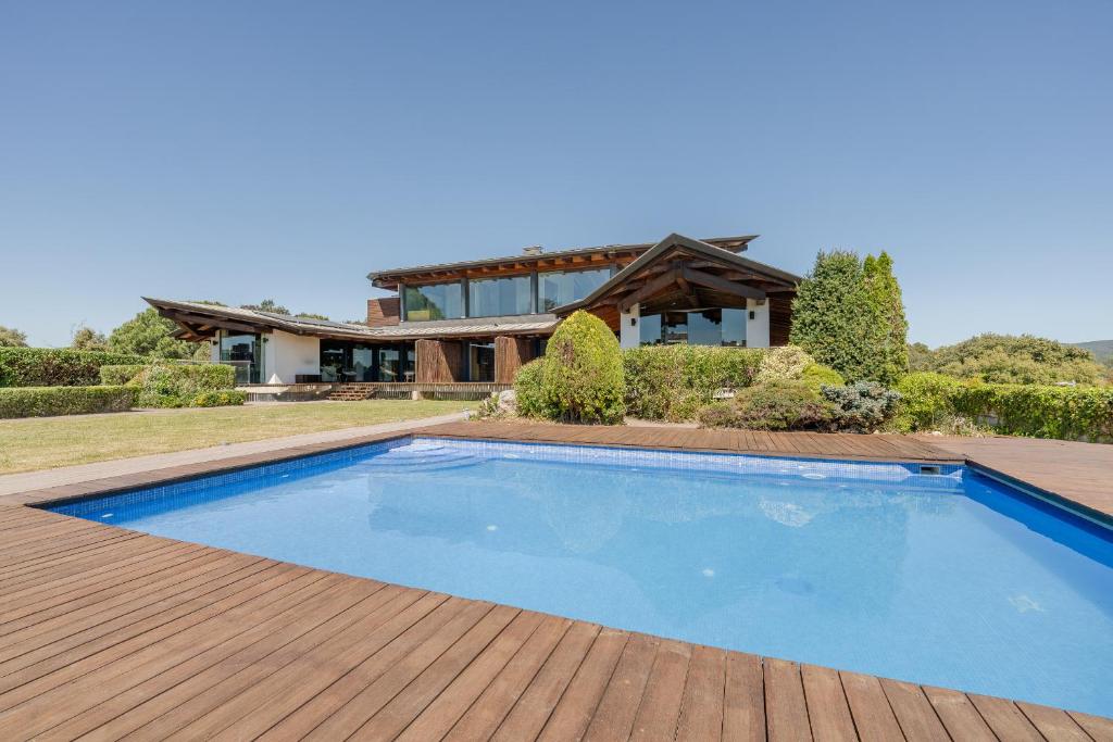 a swimming pool in front of a house at Flateli Palau 2 in Girona