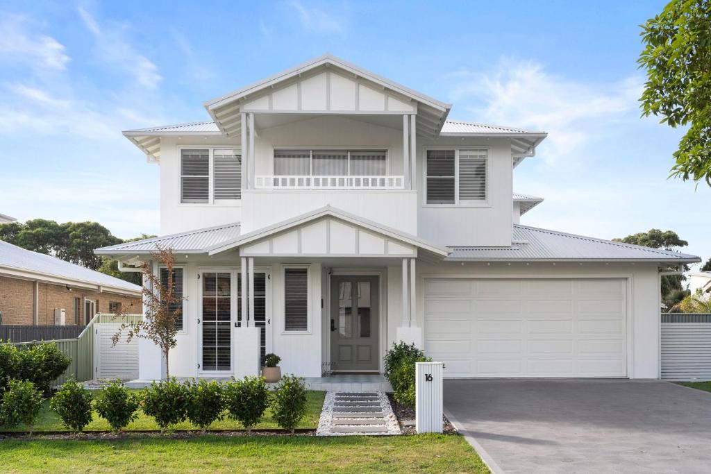 Beachfront Travel Proud Welcome to Sandy Bottoms - Housity