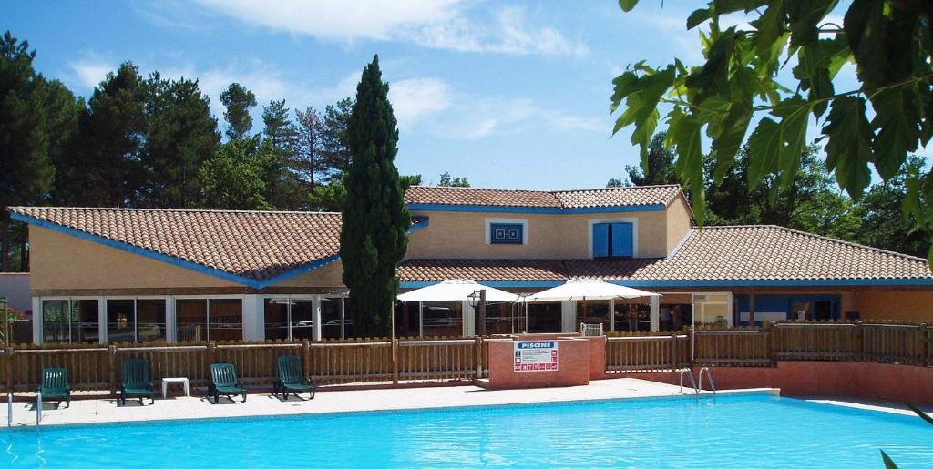 a resort with a swimming pool and a house at Mazets Zomeno in Gaujac