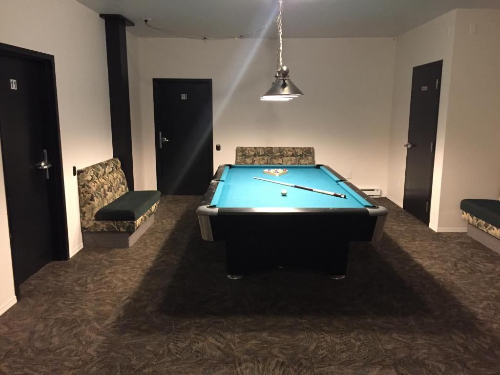 Biliár nebo kulečník v ubytování Invermere Hostel