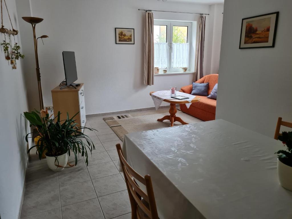 a living room with a table and a couch at Selafa Carma in Mühlhausen