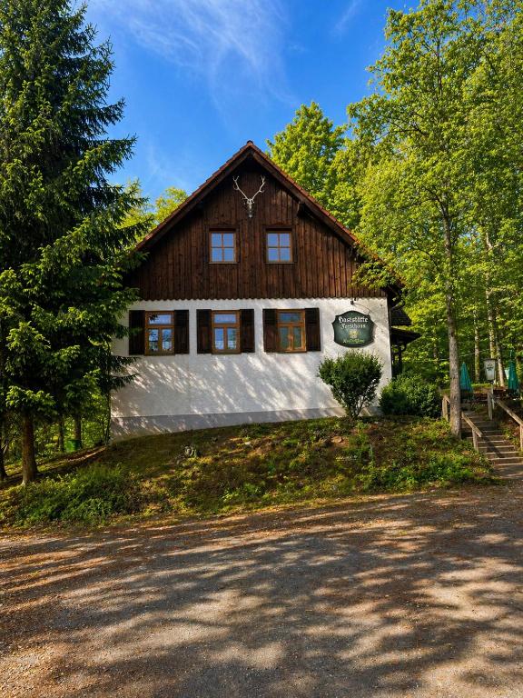 a large wooden house with a driveway in front of it at FeWo im Forsthaus in Marktredwitz