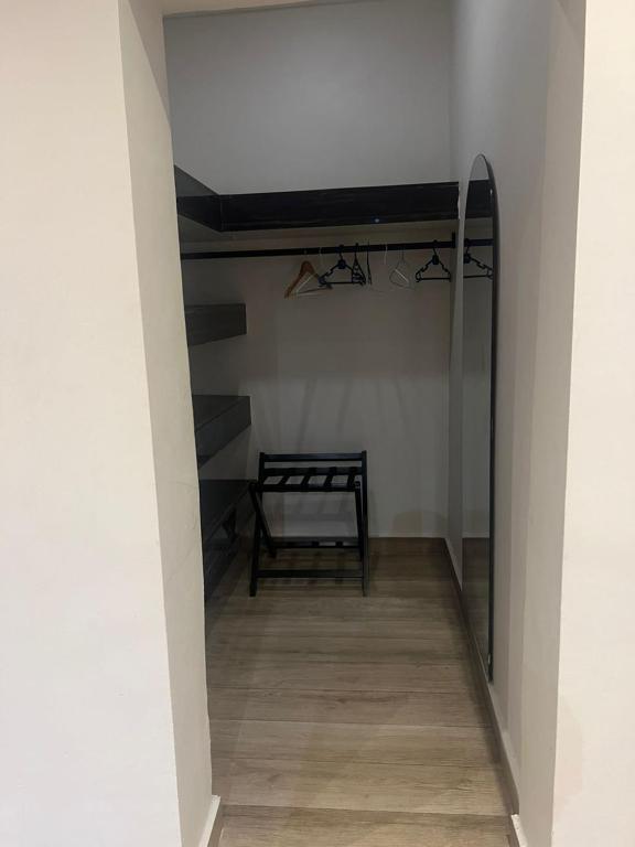 a hallway with a bench in a room at Hirolagos in Bamgbose