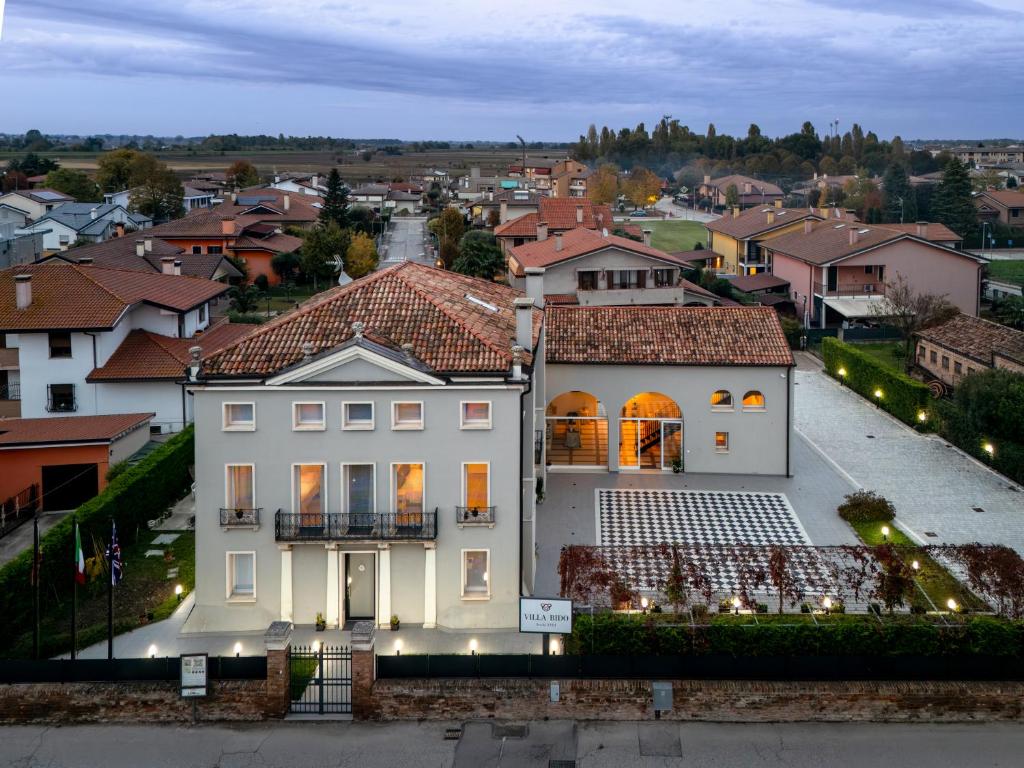 an aerial view of a large white house at Villa Bido in Anguillara Veneta