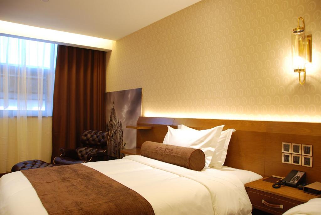 Postel nebo postele na pokoji v ubytování James Joyce Hotel Xi'an Datang Furong Garden
