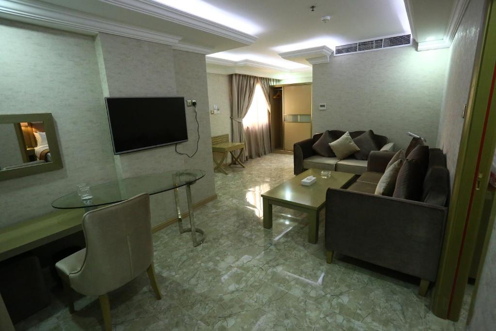 TV a/nebo společenská místnost v ubytování Sun and Sands Plaza Hotel