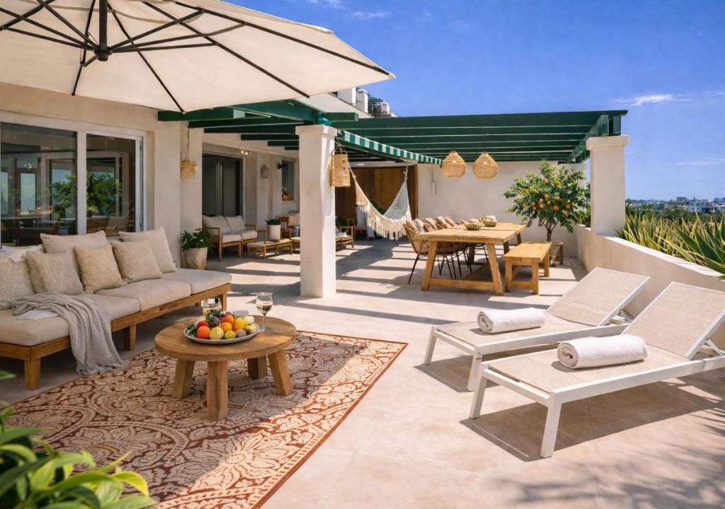 StayatSas Marbella Luxury Apartment 80 m2 Terrace, Pools & Parking