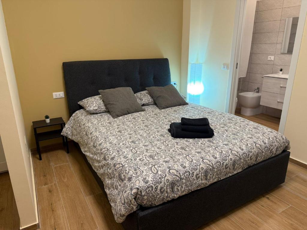 a bed with a black headboard in a bedroom at Piccola Isola in Parma