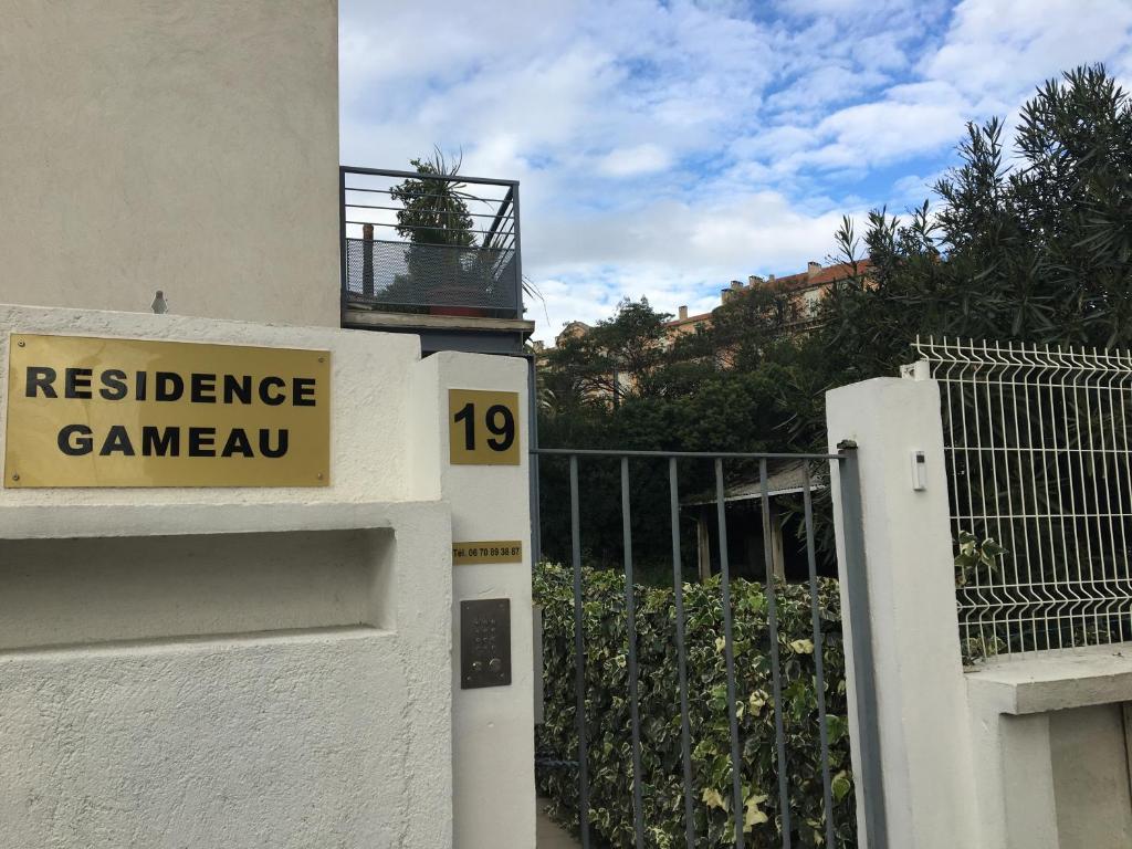 Budova, kde se aparthotel nachází
