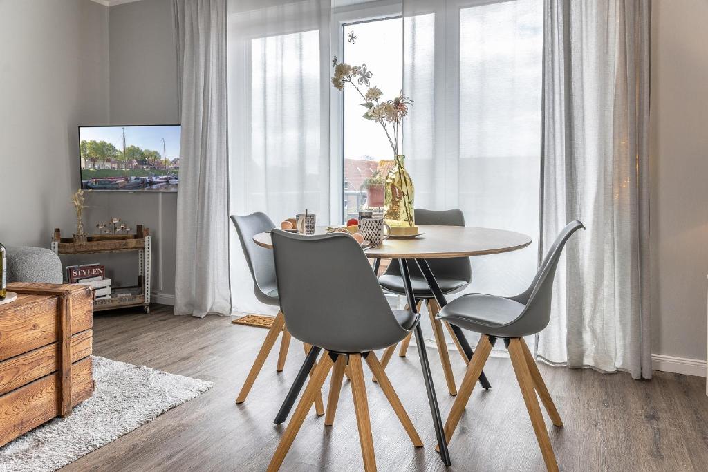 a dining room with a table and chairs at Mühlenstraße 19 Ferienwohnung 50227 in Carolinensiel