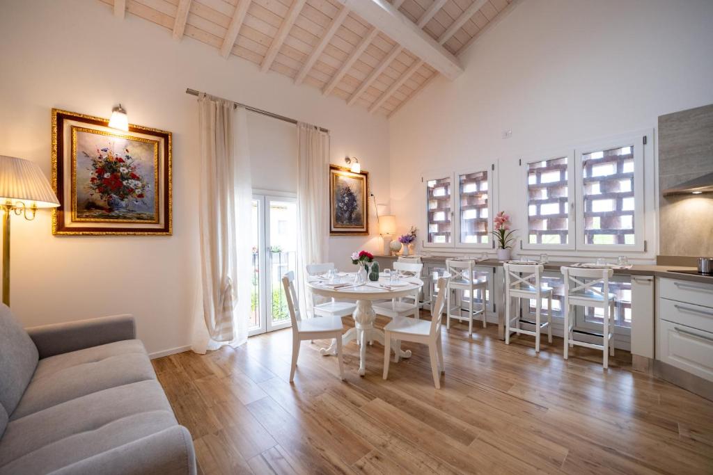 a kitchen and dining room with a table and chairs at Il fienile del borgo in Prato