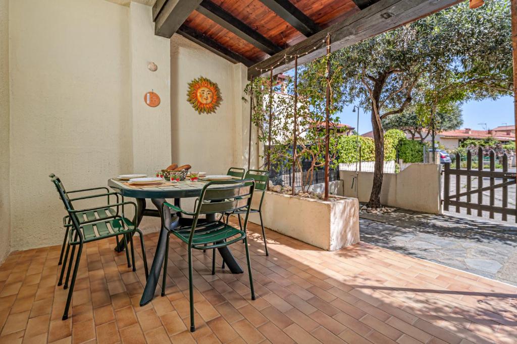 a table and chairs sitting on a patio at Casa Gianpiero San Teodoro in San Teodoro