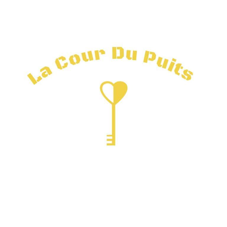 a sign with a heart and the words la group do pinks at La Cour Du Puits Chambre Matcha in Cormeilles