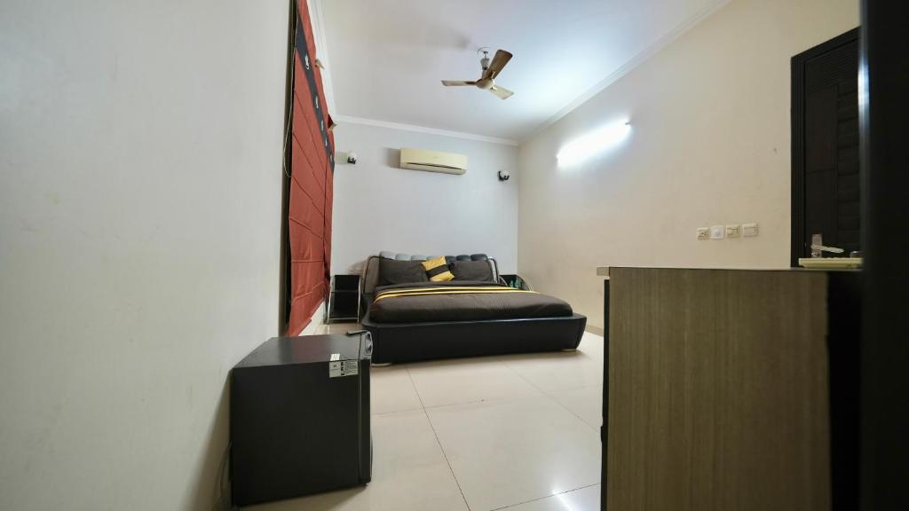 a bedroom with a bed in the corner of a room at Rustam Villa Sector 39 in Gurgaon