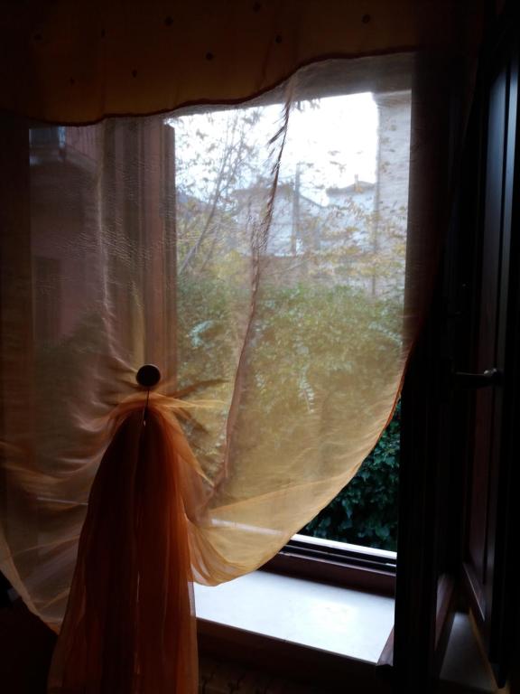 a window with a curtain in front of it at Il Vicolo in Cagli