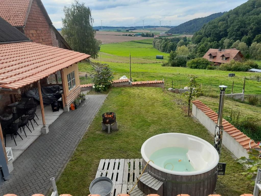a backyard with a bath tub in the grass at het appeltje in Waldeck