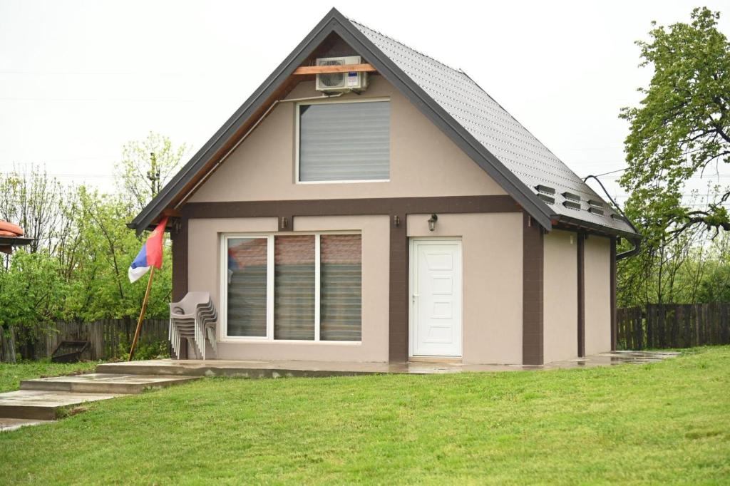 a small house with a pitched roof at Kutak u Vranicu in Vranic