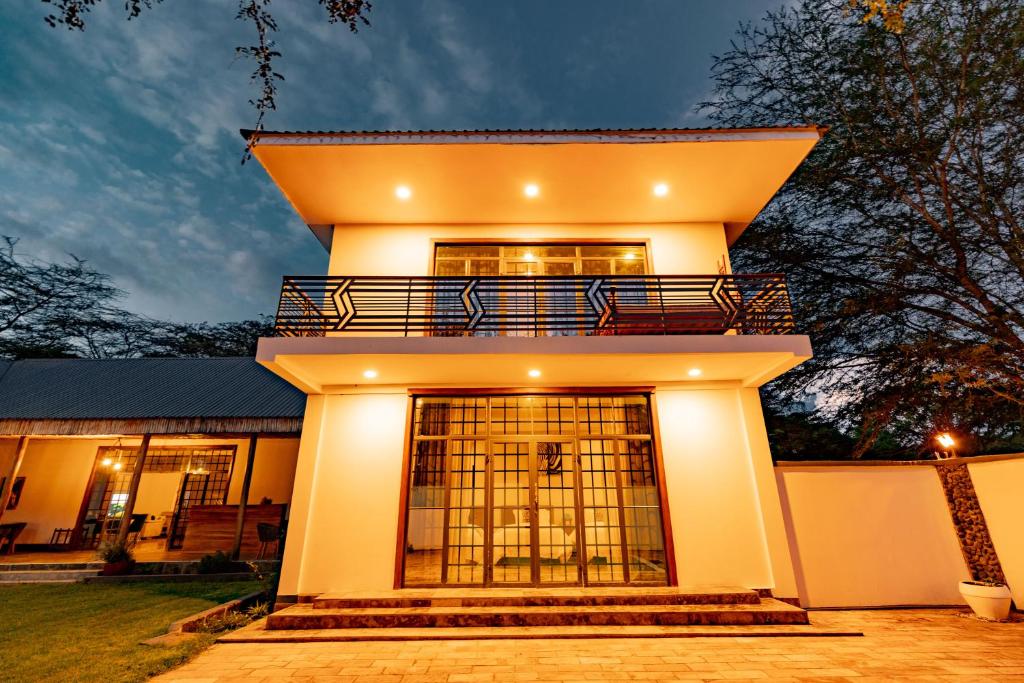 a house with a balcony on top of it at Sunset Villa in Usa