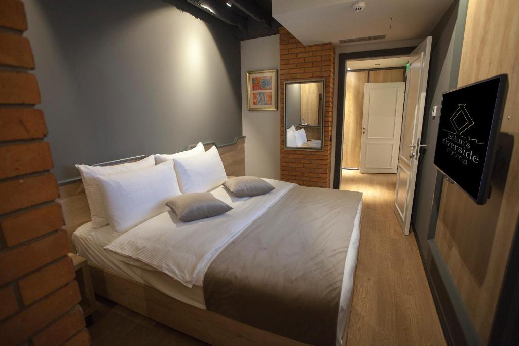 Solun's Riverside Rooms - Deluxe Apartment With River View