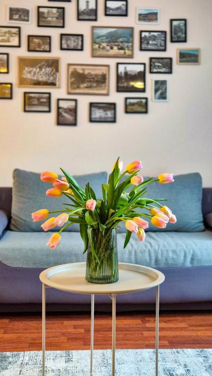 a vase of flowers on a table in a living room at W Samiuśkim Centrum in Szczyrk